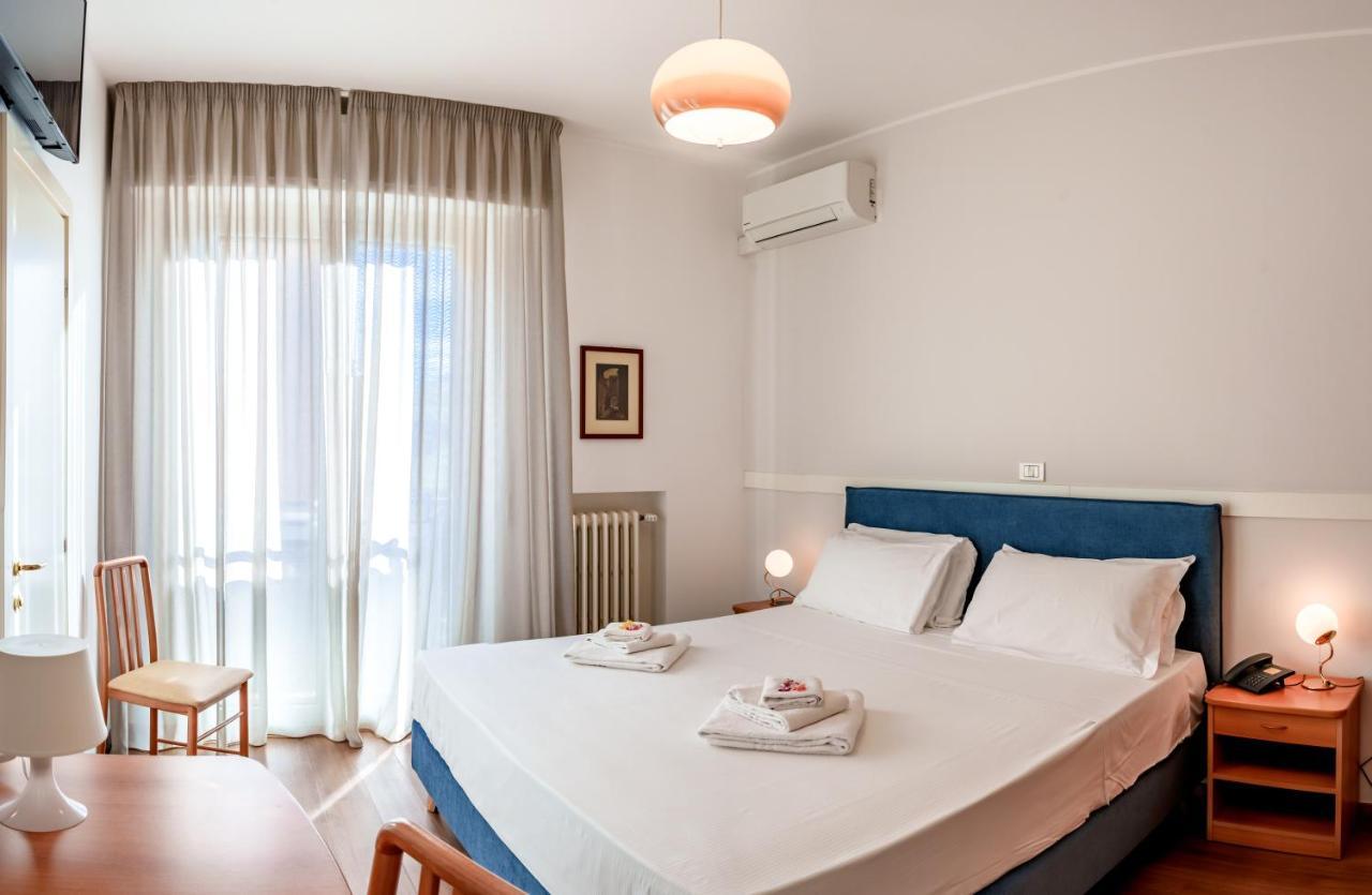 Hotel Tritone เซนีกัลเลีย ภายนอก รูปภาพ