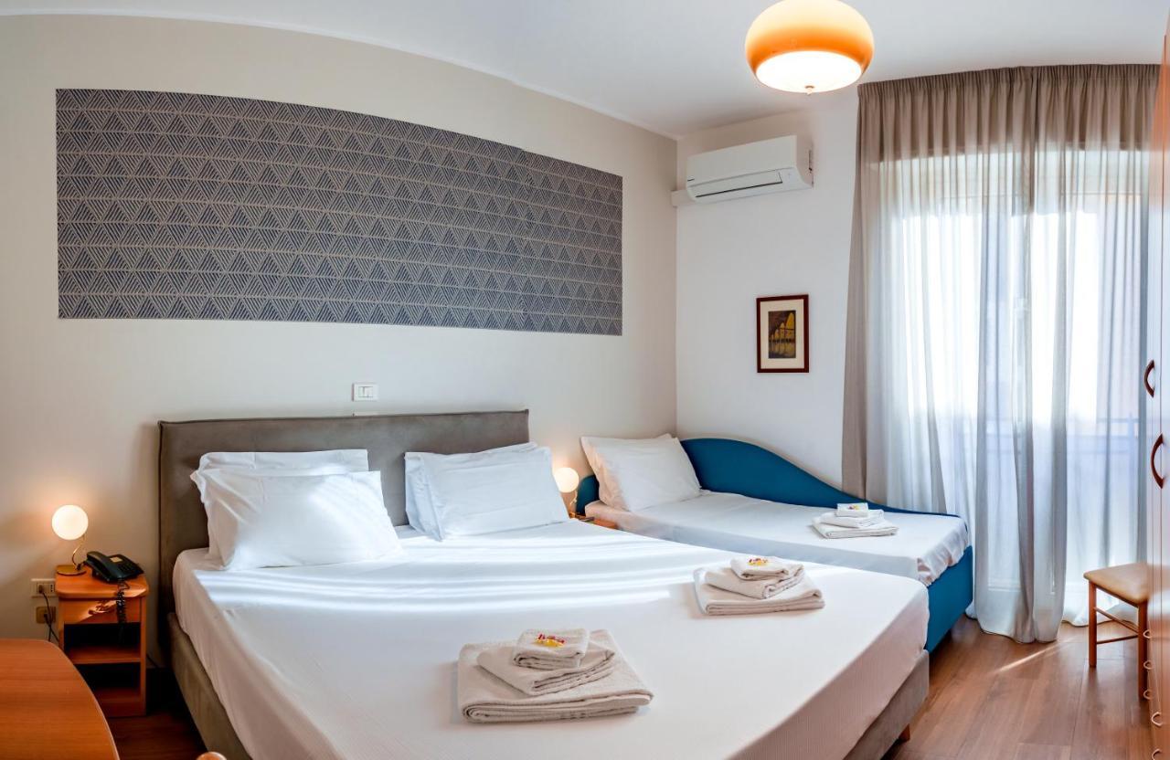 Hotel Tritone เซนีกัลเลีย ภายนอก รูปภาพ