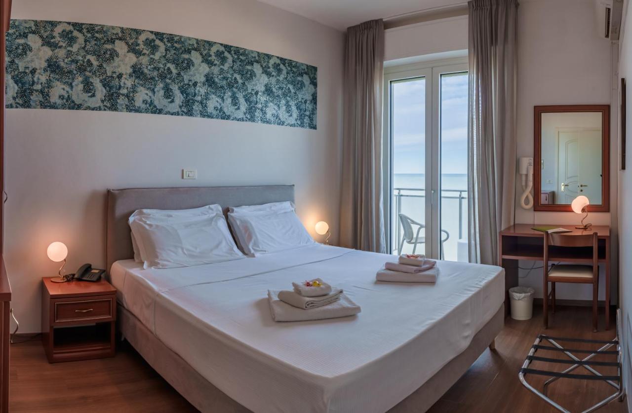 Hotel Tritone เซนีกัลเลีย ภายนอก รูปภาพ