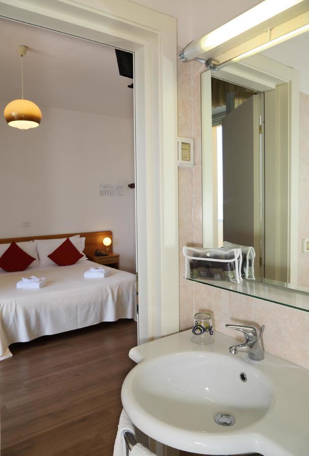 Hotel Tritone เซนีกัลเลีย ภายนอก รูปภาพ