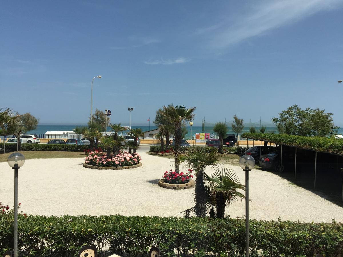Hotel Tritone เซนีกัลเลีย ภายนอก รูปภาพ