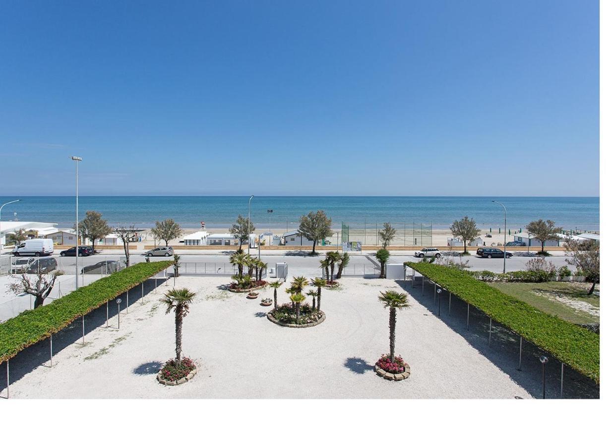Hotel Tritone เซนีกัลเลีย ภายนอก รูปภาพ