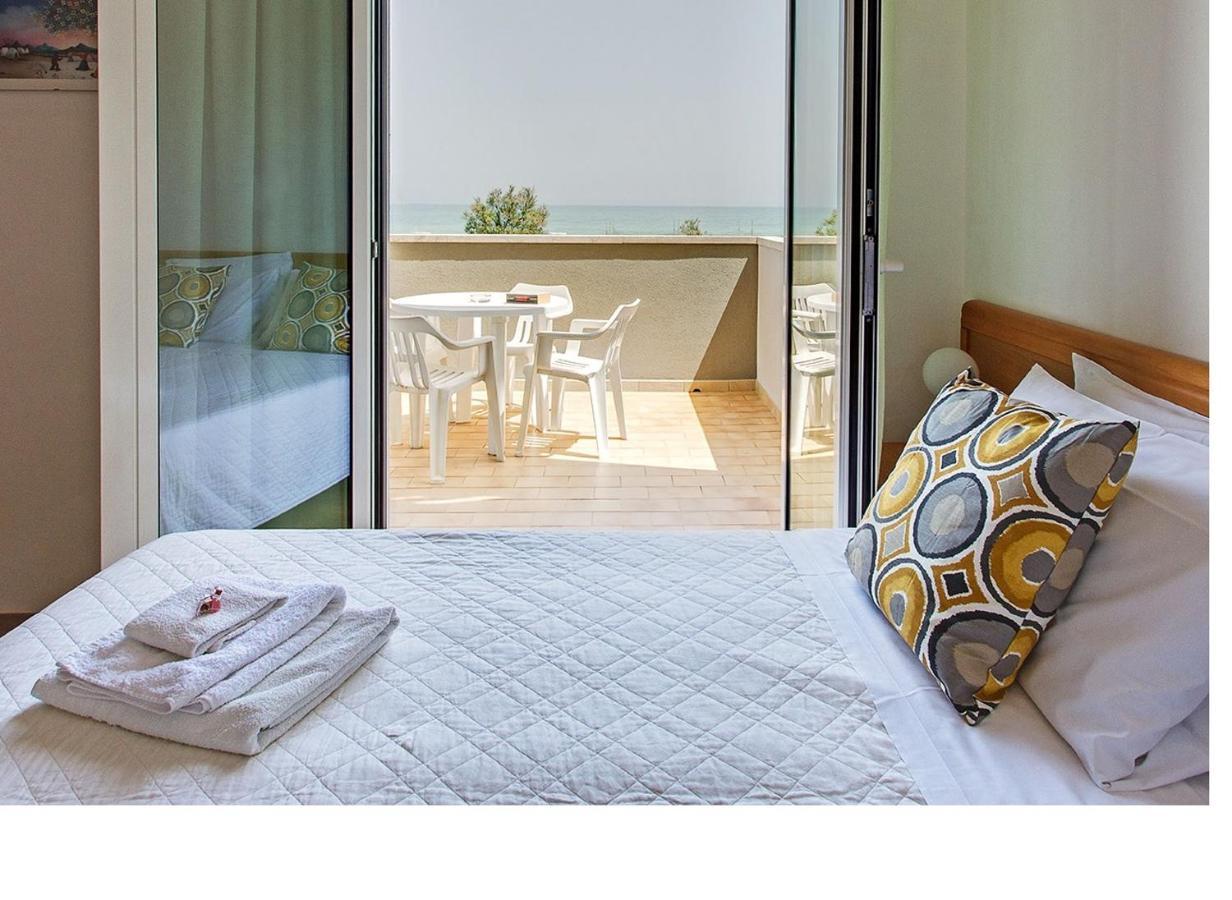 Hotel Tritone เซนีกัลเลีย ภายนอก รูปภาพ